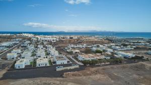 Bungalow María de Timanfaya - Sea and Mountains Views, Pool, WiFi, 15 minutes walk to Marina Rubicón