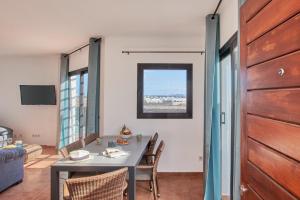 Bungalow María de Timanfaya - Sea and Mountains Views, Pool, WiFi, 15 minutes walk to Marina Rubicón