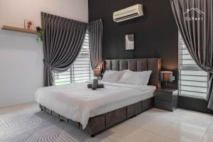 Black & White 4BR Semi-D Home for 10 Guests with Pool Table Games & Free Netflix WiFi