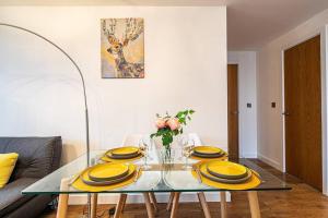 Stylish 2 Bed Apt 87 - City Centre, FREE Parking, Alexa, Espresso Machine & Netflix - Hosted by Stay Host Save