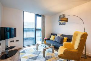 Stylish 2 Bed Apt 87 - City Centre, FREE Parking, Alexa, Espresso Machine & Netflix - Hosted by Stay Host Save