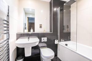 Stylish 2 Bed Apt 87 - City Centre, FREE Parking, Alexa, Espresso Machine & Netflix - Hosted by Stay Host Save