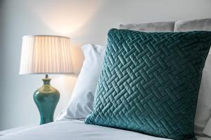 Stylish 2 Bed Apt 87 - City Centre, FREE Parking, Alexa, Espresso Machine & Netflix - Hosted by Stay Host Save