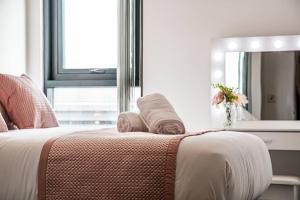 Stylish 2 Bed Apt 87 - City Centre, FREE Parking, Alexa, Espresso Machine & Netflix - Hosted by Stay Host Save