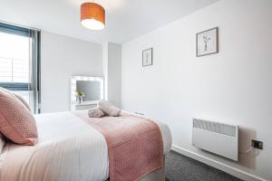 Stylish 2 Bed Apt 87 - City Centre, FREE Parking, Alexa, Espresso Machine & Netflix - Hosted by Stay Host Save