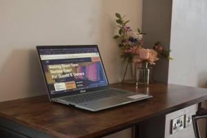 Stylish 2 Bed Apt 87 - City Centre, FREE Parking, Alexa, Espresso Machine & Netflix - Hosted by Stay Host Save