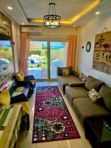 رويال بيتش رأس الحكمة ميني فيلا 2 نوم مكيف كامل صف اول بحر استاند الون عائلات فقط