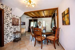 Archagelos House