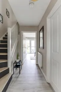 Modern, spacious house near town - 彼得伯勒