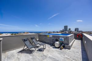 1 Bedroom Penthouse Retreat for Couples & Families with Large Rooftop Terrace and Pool