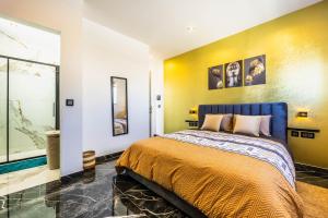 1 Bedroom Penthouse Retreat for Couples & Families with Large Rooftop Terrace and Pool