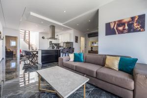 1 Bedroom Penthouse Retreat for Couples & Families with Large Rooftop Terrace and Pool