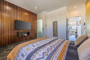 1 Bedroom Penthouse Retreat for Couples & Families with Large Rooftop Terrace and Pool