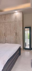 Hostmystay- 2bhk! Lajpat nagar market