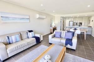 Iona Blue 2 bedroom Townhouse 200m to restaurants & shops