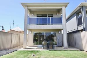 Iona Blue 2 bedroom Townhouse 200m to restaurants & shops