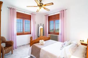 Dream villa with parking, private pool and see views