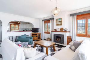 Dream villa with parking, private pool and see views