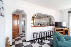 Dream villa with parking, private pool and see views