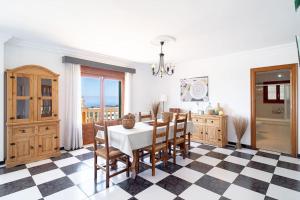 Dream villa with parking, private pool and see views