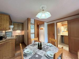 Appartement cosy 5 pers à 20m des pistes et commerces, balcons, parking couvert - FR-1-180-601