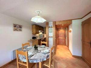 Appartement cosy 5 pers à 20m des pistes et commerces, balcons, parking couvert - FR-1-180-601