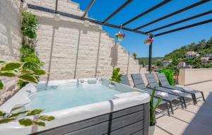 3 Bedroom Beach Front Home In Pucisca