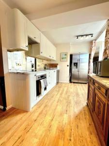 Private Woody Apartment, 2 King Beds, Very Centre Stamford