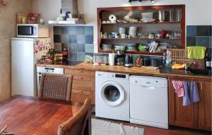 Maisons de vacances 4 Bedroom Lovely Home In Riec-Sur-Belon : photos des chambres