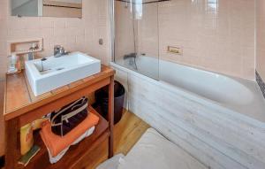 Maisons de vacances 4 Bedroom Lovely Home In Riec-Sur-Belon : photos des chambres