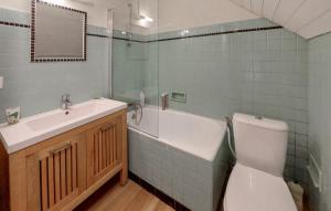 Maisons de vacances 4 Bedroom Lovely Home In Riec-Sur-Belon : photos des chambres