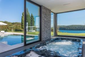 Villa La Reina for 10 people only 20 meters from the sea with sauna & heated pool near Poreč - Daily 