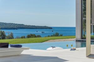 Villa La Reina for 10 people only 20 meters from the sea with sauna & heated pool near Poreč - Daily 