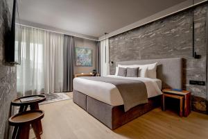 Signature Junior Suite room in Qosmo Brasov Hotel