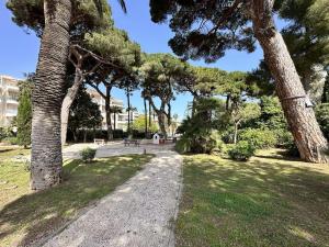 Le Palm, appartement climatisé pour 4 personnes avec vue mer et piscine sur le Port dHyères