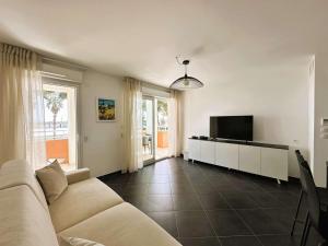 Le Palm, appartement climatisé pour 4 personnes avec vue mer et piscine sur le Port dHyères