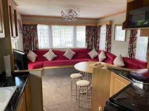 Three bed static caravan with fantastic views and hottub