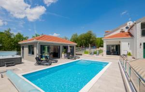 Awesome Home In Zagvozd With Jacuzzi