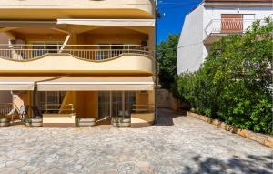 1 Bedroom Cozy Apartment In Dramalj