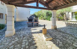 Stunning Home In Saint-Laurent-De-La-Ca