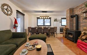 5 Bedroom Amazing Home In Jasenak