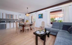 Nice Apartment In Valbandon With Wifi