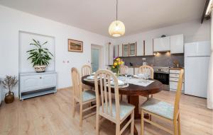 Nice Apartment In Valbandon With Wifi 