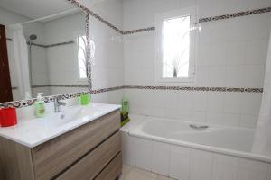 1 Bed-4 Guests-AirCon-Parking-Golf