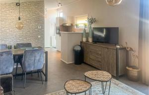 Stunning Home In Scherpenisse With Wifi