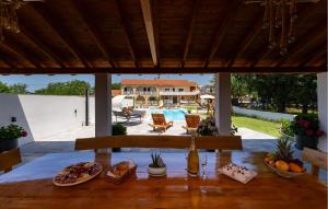 2 Bedroom Amazing Apartment In Galovac 