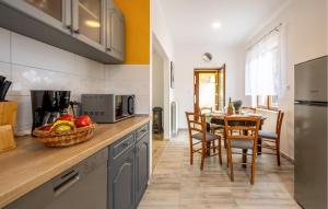 Stunning Apartment In Bresca With Wifi