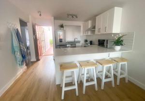 Kalk Bay Stylish 2Bed with Balcony, Views & Pool 34SJT