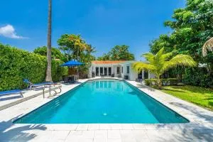 6 Bedrooms Oasis Treat with Oversized Pool, 9 minutes to the Beach - صني آيلز بيتش
