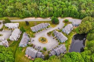 Condo with Deck and Grill Less Than 5 Miles to Loon Mountain!